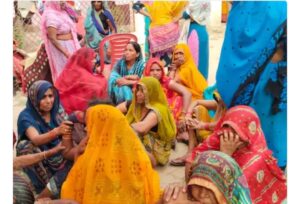 मृतक दीपक के घर जुटी भीड़ 